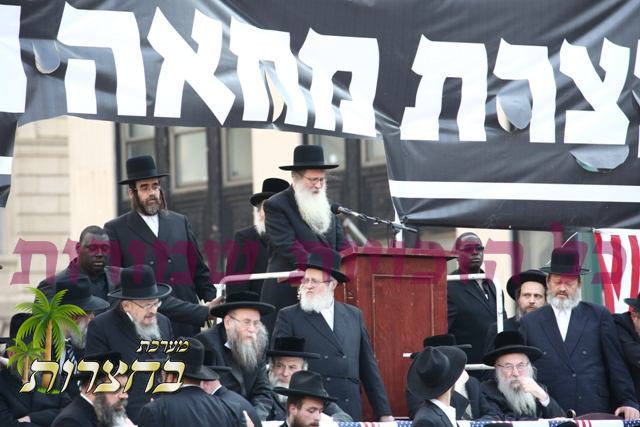 הגאון רבי אשר קאלמאנאוויטש שליט''א ראש ישיבת מיר ביים פאהרזאגן מזמורי תהלים.jpg