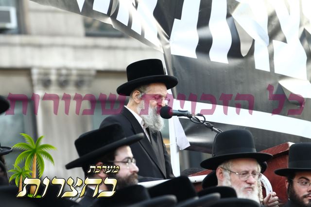 הרב פנחס יונג שליט''א מנהל בית חינוך לבנות בית רחל מאנסי גיט א דרשה אין ענגליש פאר די גוי'שע גאס.jpg