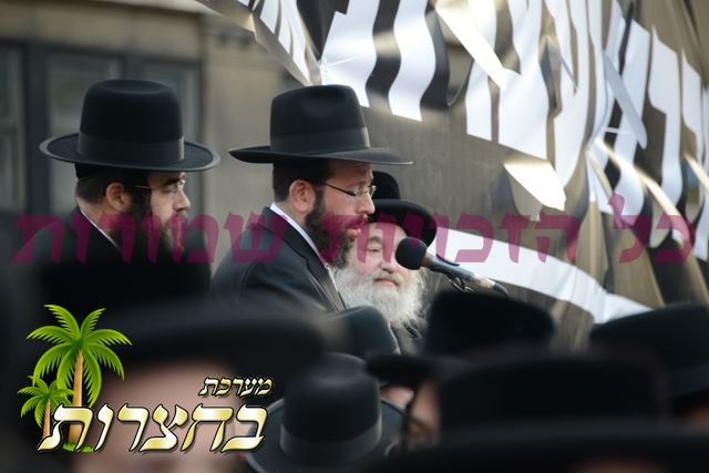 הרב יעקב דוד דוננער הי''ו פון לעיקוואד באדאנקט זיך פאר די פאליציי.jpg