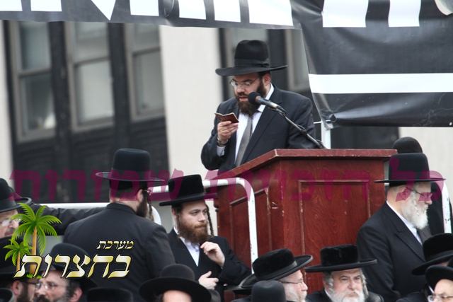 הרב מנחם צביאק שליט''א פון עיה''ת לעיקוואד ביים פאהרדאווענען תפילת מנחה.jpg