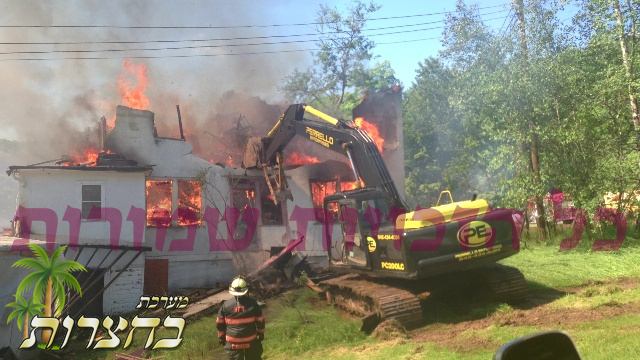 אין א קאנטראלירטער פייער האט מען פארבענט דעם אלטן בנין.jpg