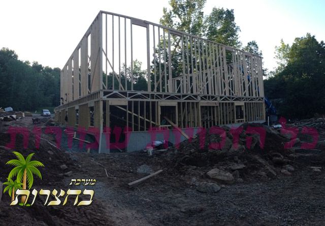 אויפן זעלבן ארט ווערט אויפגעבויעט דער נייער בנין.jpg