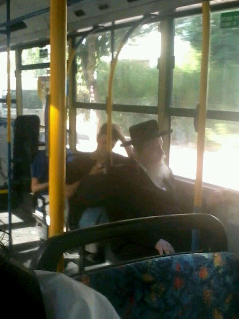 שומרי אמונים באוטובוס 1.jpg