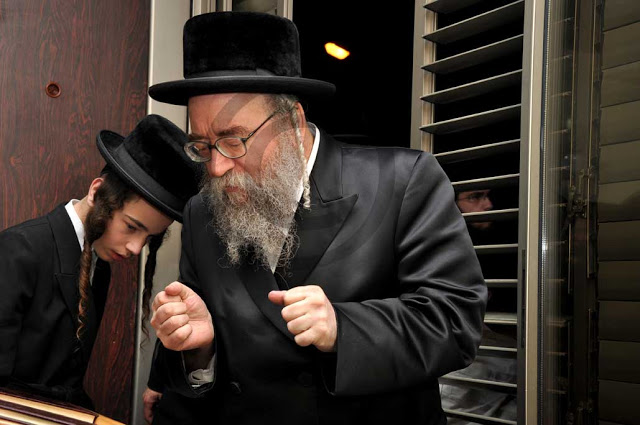 הרה"צ רבי יצחק משה ערלענגער שליט"א<br />אויב איינער האט מער אינפא פליז העלפ מי