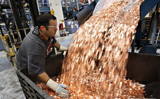 samsung-pays-apple-1-billion-sending-30-trucks-full-of-5-cents-coins.jpeg