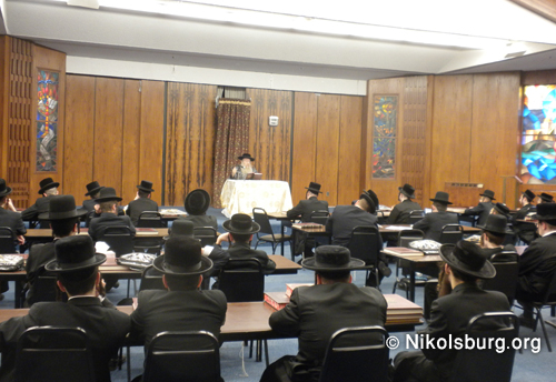 ניקלשבורג ישיבה קטנה.jpg