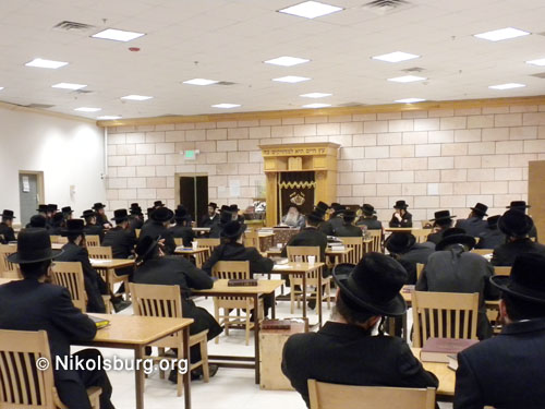 ניקלשבורג ישיבה.jpg
