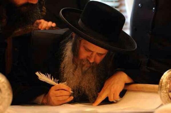 די רבי ביים שרייבן אן אות.