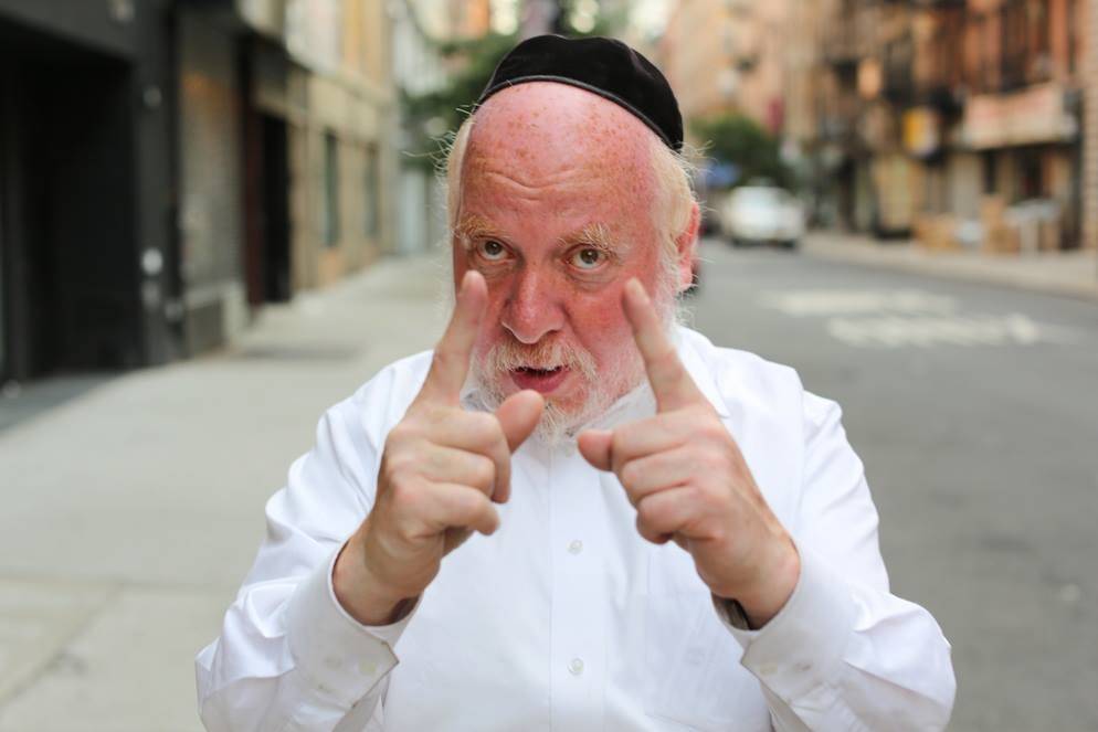 "אזויפיל" דארף א קינד צו זיין פרייליך. די פראבלעם איז אז ווען מ'ווערט עלטער דארף מען פיל מער.