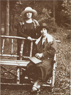 פייגא דינה פרלוב ובתה דבורה אייכנשטיין.png